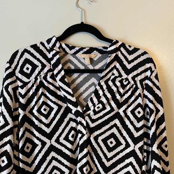 Banana republic black and white geometric blouse - Picture 2 of 7
